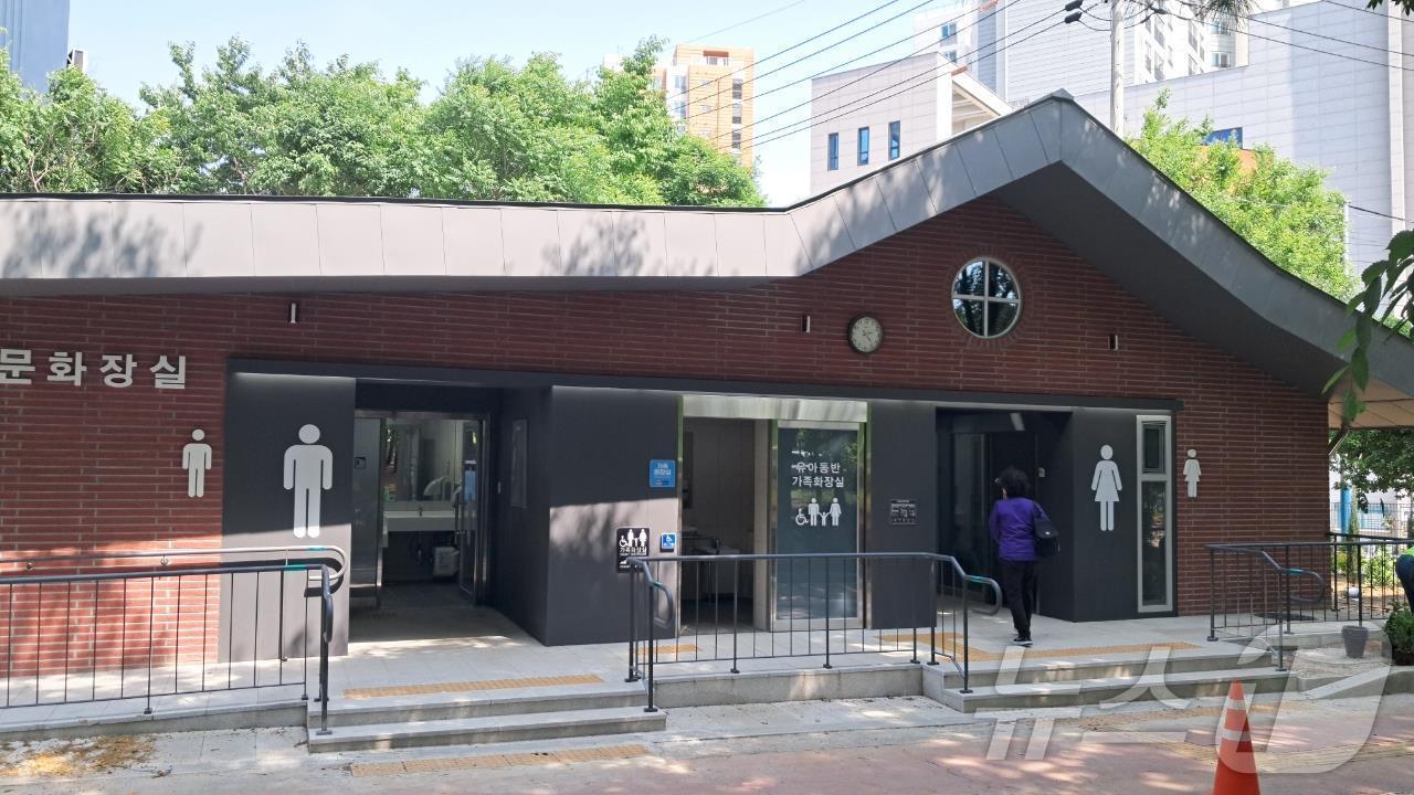 본문 이미지 - 응봉공원 화장실 출입문 개선 후 모습.(서울시 제공)