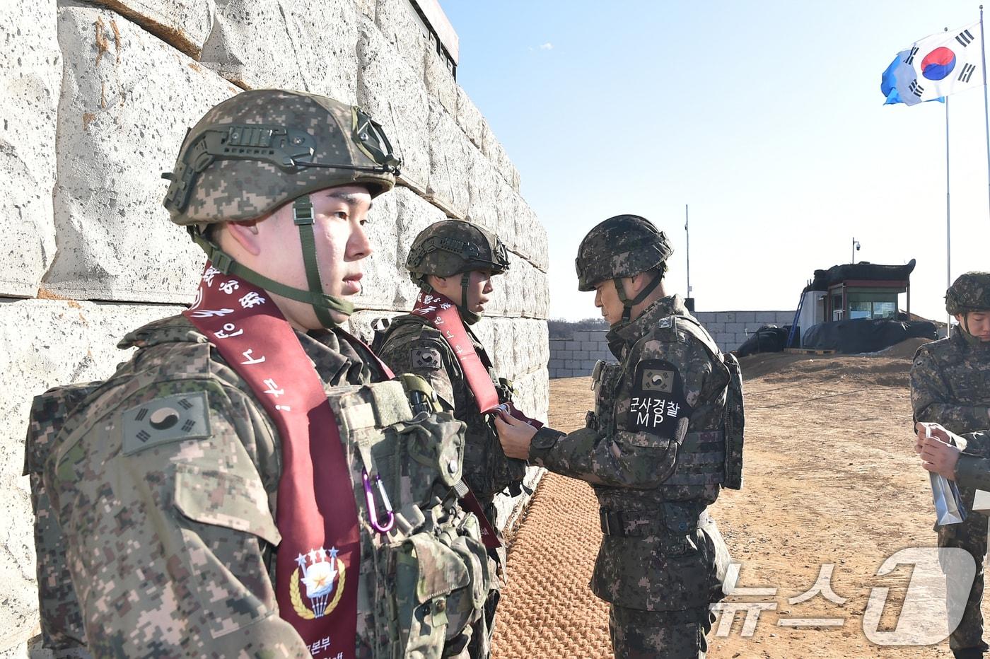 김명수 합참의장이 3일 육군 1사단 GOP대대와 최전방 GP에서 장병들을 격려하고 있다. &#40;합참 제공&#41; 2025.2.3/뉴스1