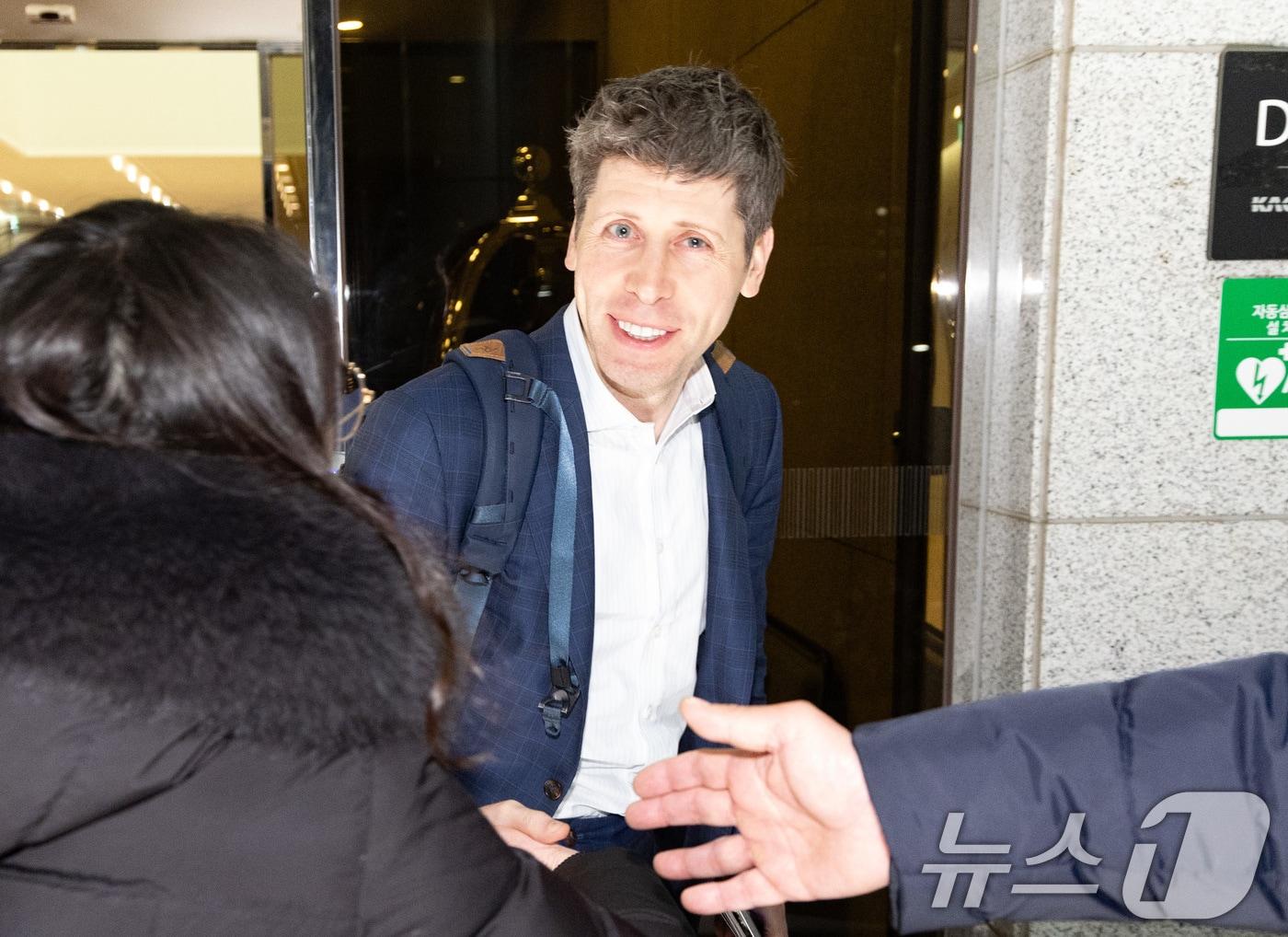 본문 이미지 - 챗GPT 개발사 오픈AI의 샘 올트먼 최고경영자(CEO)가 3일 오후 서울 강서구 서울김포비즈니스항공센터를 통해 방한하고 있다. 올트먼 CEO는 오는 4일 이재용 삼성전자 회장과 최태원 SK그룹 회장, 정신아 카카오 대표, 김창한 크래프톤 대표 등을 만날 예정이다. (공동취재) 2025.2.3/뉴스1 ⓒ News1 신웅수 기자