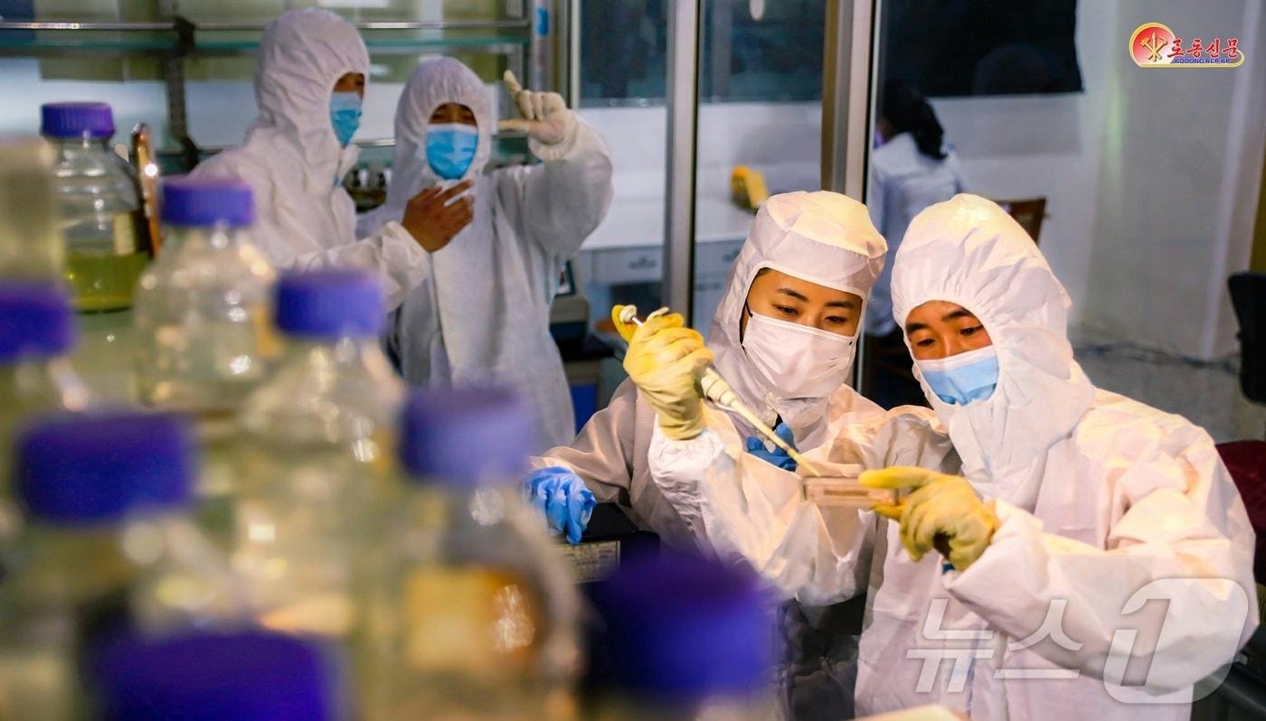 본문 이미지 - (평양 노동신문=뉴스1) = 북한 노동당 기관지 노동신문은 4일 "가치있는 연구성과를 이룩하기 위해 노력해야 한다＂라고 당부했다. 국가과학원 생물공학분원. [국내에서만 사용가능. 재배포 금지. DB 금지. For Use Only in the Republic of Korea. Redistribution Prohibited] rodongphoto@news1.kr