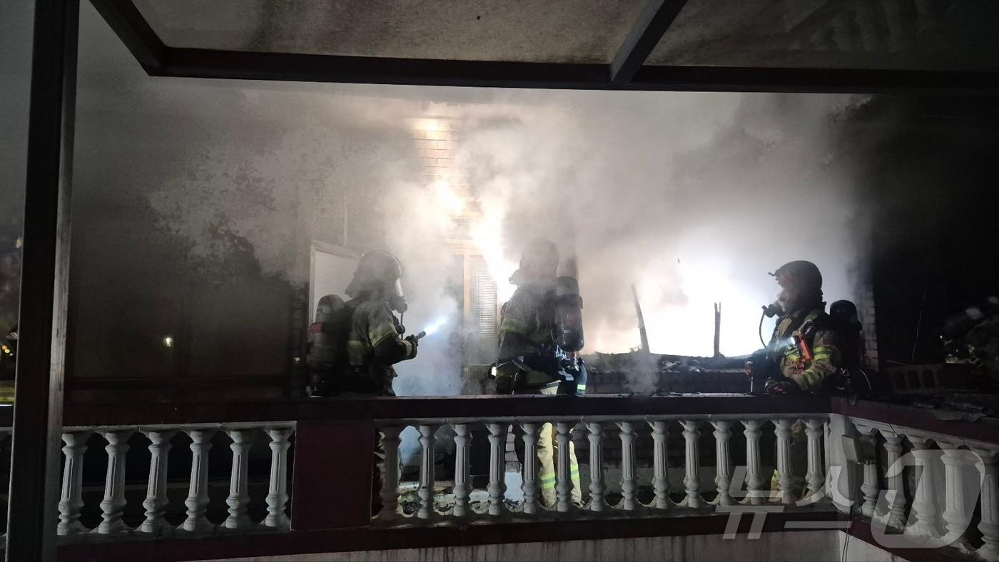 3일 오후 11시 57분쯤 양산 신기동의 2층짜리 단독주택에서 불이 나 소방관들이 진화에 나서고 있다.(경남소방본부 제공)