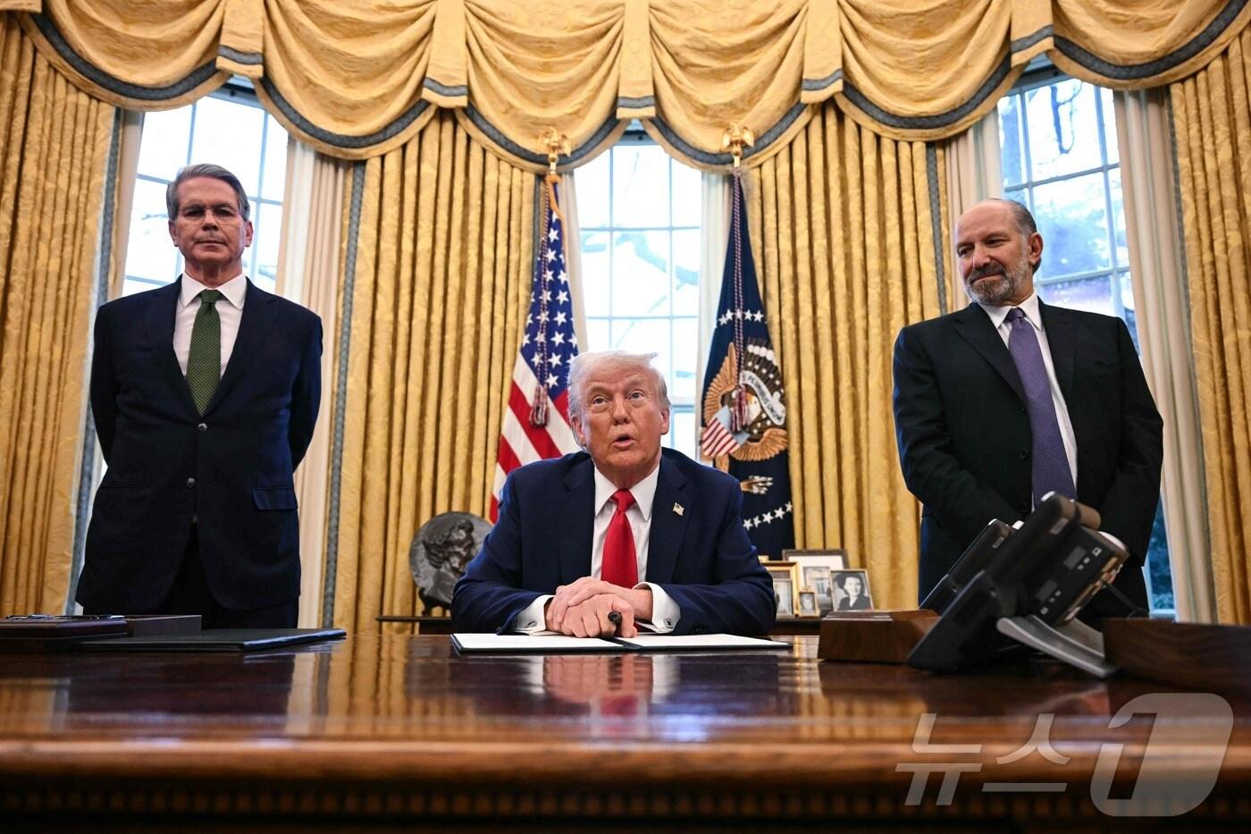 도널드 트럼프 미국 대통령이 3일(현지시간) 스콧 베센트 재무부 장관(왼쪽), 하워드 러트닉 상무부 장관 후보자(오른쪽)와 함께 워싱턴DC 백악관 오벌오피스에서 미국 국부 펀드 설립 행정 명령에 서명하며 언론 질의에 답하고 있다. ⓒ AFP=뉴스1 ⓒ News1 류정민 특파원