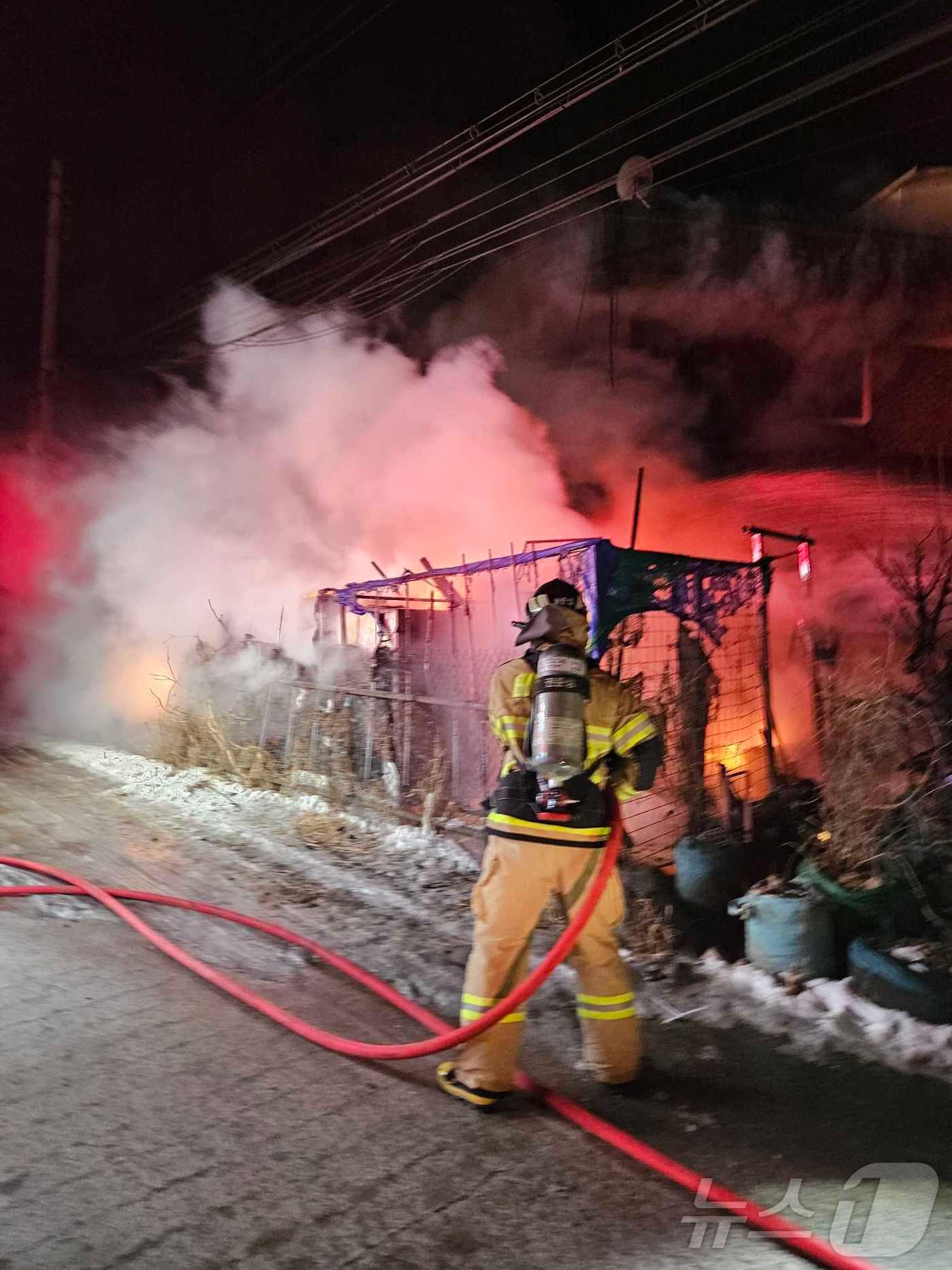 본문 이미지 - 4일 오전 2시 22분쯤 강원 철원군 동송읍 시외버스터미널 인근 2층 규모의 주택에서 불이 난 가운데 출동한 소방이 1시간 52분 만인 오전 4시 14분쯤 진화했다. (강원도소방본부 제공) 2025.2.4/뉴스1 