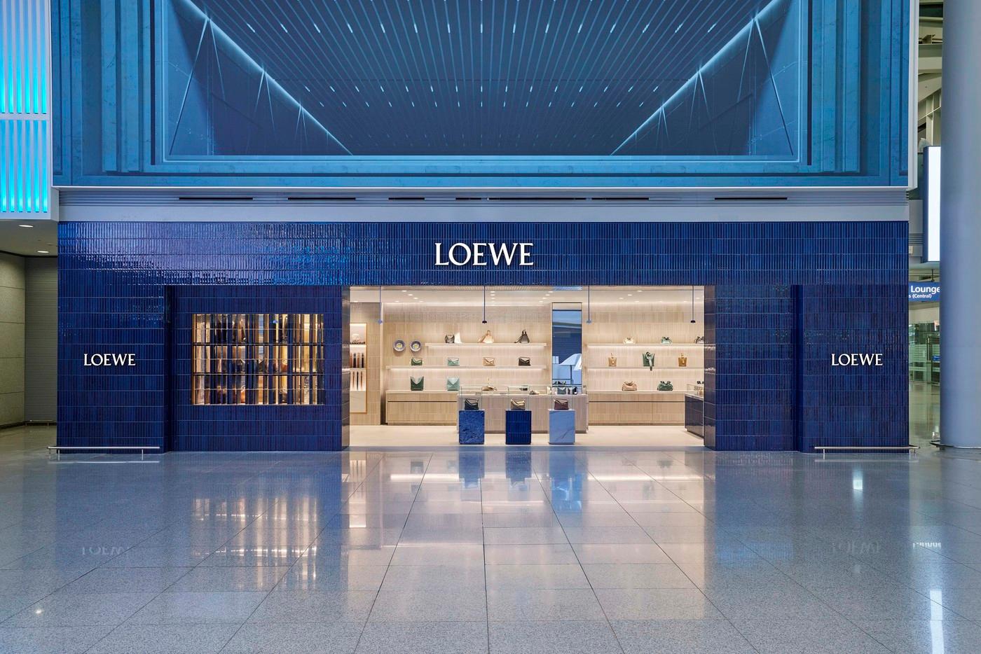 본문 이미지 - 인천국제공항 로에베 매장. (신라면세점 제공). 