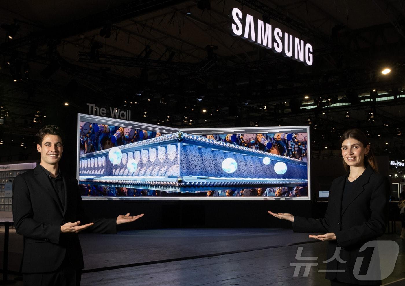 4~7일(현지시각) 스페인 바르셀로나에서 개최되는 유럽 최대 디스플레이 전시회 'ISE 2025'에서 '더 월'을 활용한 미디어 파사드를 소개하고 있다(삼성전자 제공). ⓒ 뉴스1