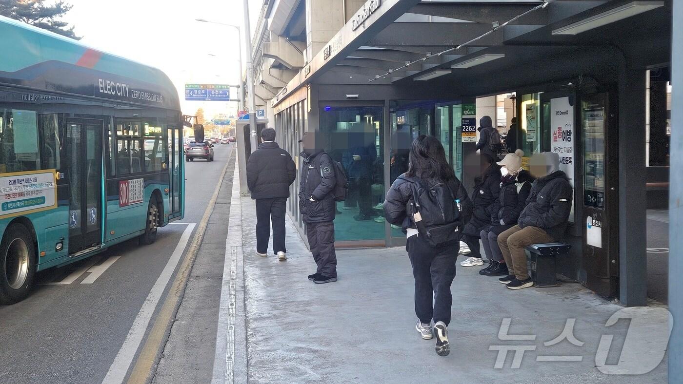  4일 오전 강원 남춘천역 앞 버스정류장에서 시민들이 강추위 속 버스를 기다리고 있다.2025.24 한귀섭 기자