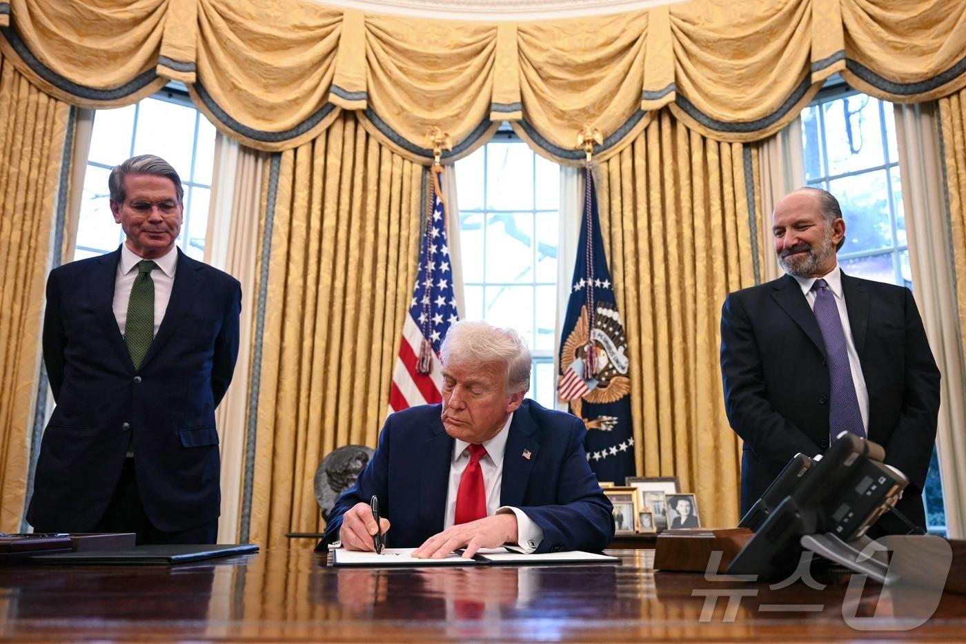 도널드 트럼프 미국 대통령이 3일&#40;현지시간&#41; 워싱턴 백악관에서 스콧 베센트 재무장관과 하워드 러트닉 상무장관이 지켜보는 가운데 국부펀드를 설립하는 행정명령에 서명을 하고 있다. 2025.02.04 ⓒ AFP=뉴스1 ⓒ News1 우동명 기자
