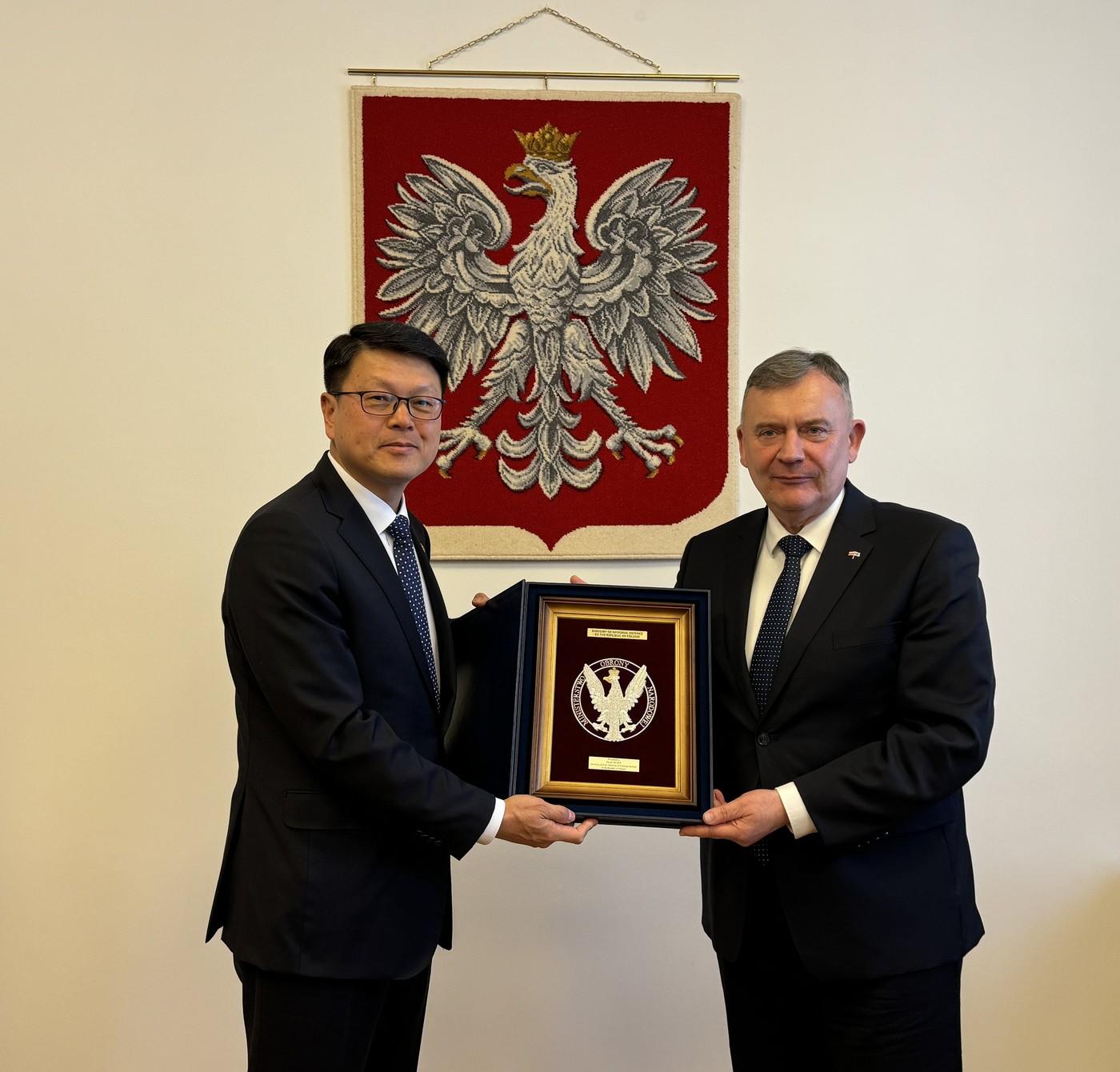 본문 이미지 - 조현기 방위사업청 기반전력사업본부장과 파베우 베이다 폴란드 국방차관이 1월 20일(현지시간) 폴란드 국방부에서 면담 후 기념촬영하고 있다.(방위사업청 제공)