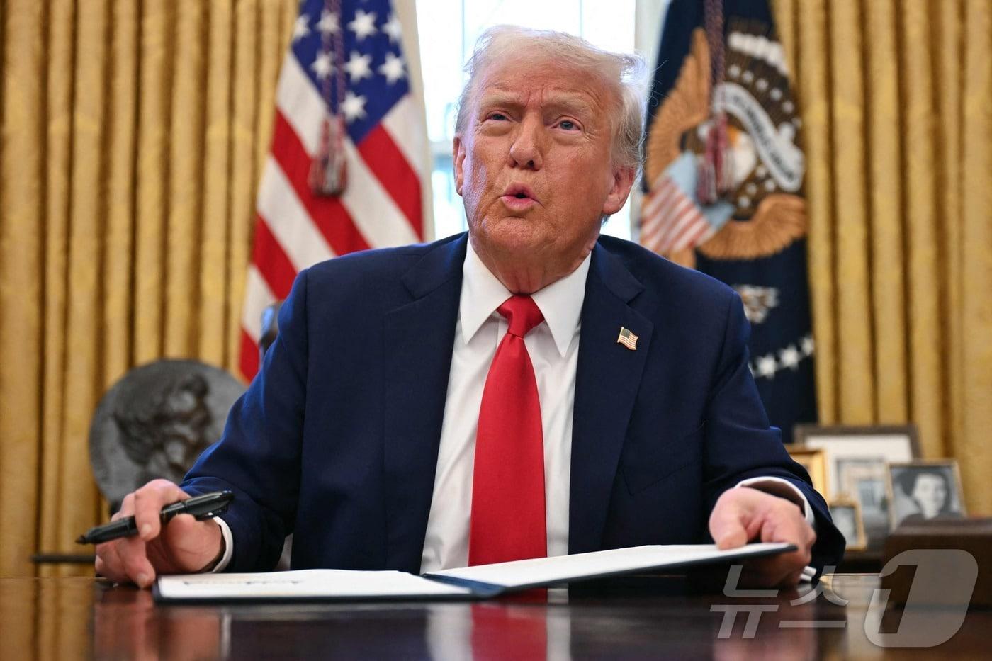 도널드 트럼프 미국 대통령이 3일&#40;현지시간&#41; 워싱턴 백악관에서 국부펀드를 설립하는 행정명령에 서명을 한 뒤 취재진을 만나 “우크라이나는 매우 가치 있는 희토류를 갖고 있고, 우리는 수백억 달러 지원에 대한 담보로 희토류를 원한다”고 밝히고 있다. 2025.02.04 ⓒ AFP=뉴스1 ⓒ News1 우동명 기자