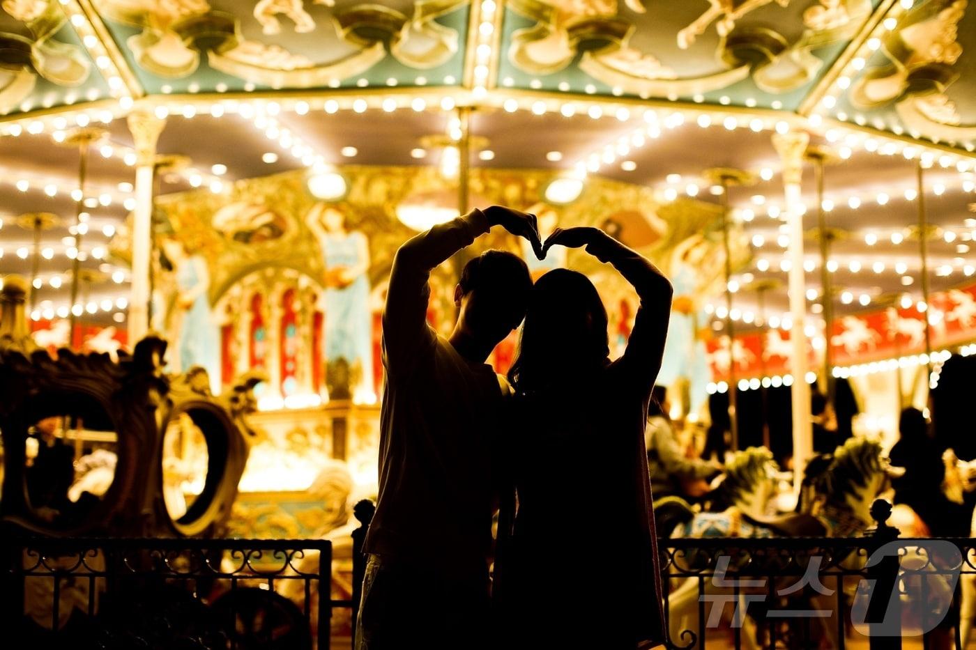 로얄쥬빌리캐로셀(회전목마) 커플 사진(에버랜드 제공)
