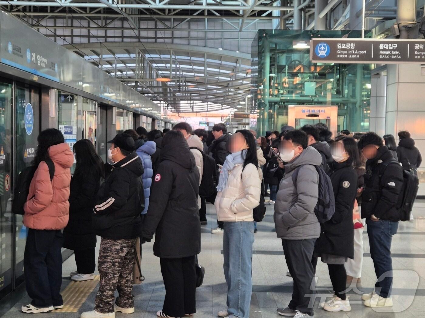 본문 이미지 - 올 겨울 중 가장 낮은 기온을 보인 4일 오전 인천 계양구 계양역에 나선 시민들이 두꺼운 잠바를 입고 전동차를 기다리고 있다. ⓒ News1 이시명 기자
