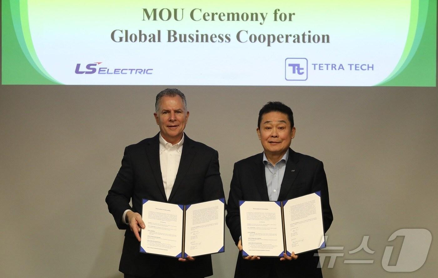 김종우 LS일렉트릭 사장(오른쪽)과 데이비드 조지(David George) 테트라 테크 사장(왼쪽)이 업무협약 체결 후 기념촬영을 하는 모습.(LS일렉트릭 제공) ⓒ News1 한재준 기자