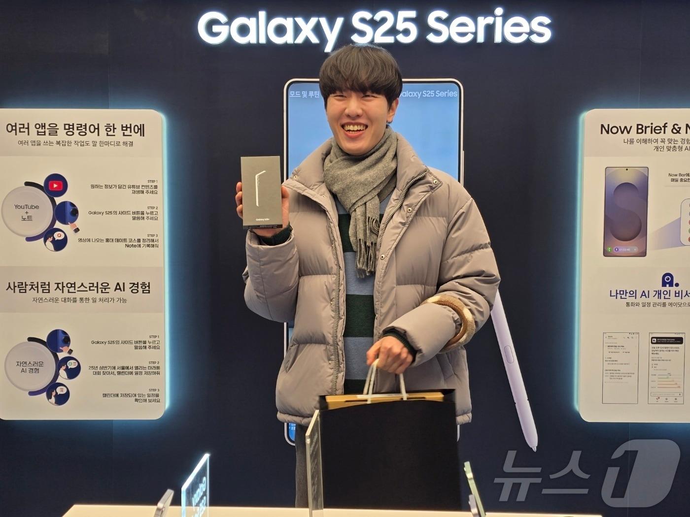 본문 이미지 - SK텔레콤의 '갤럭시S25' 1호 구매자인 서경덕씨가 4일 서울 홍대 T팩토리에서 기념사진을 촬영하고 있다. / 2025.02.04. 뉴스1 양새롬 기자