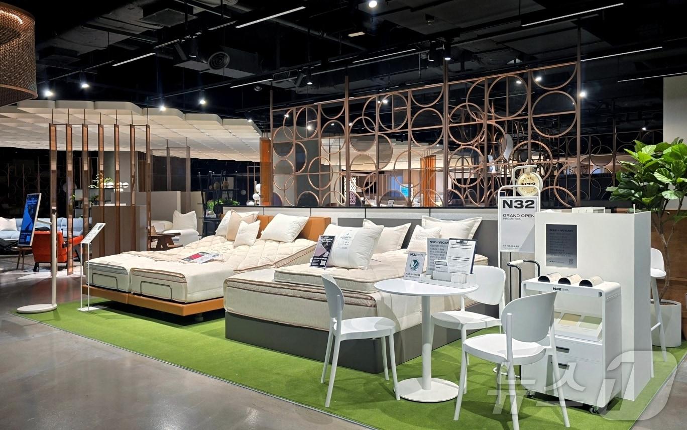 본문 이미지 - N32 신세계 강남 매장 전경 (시몬스 제공)