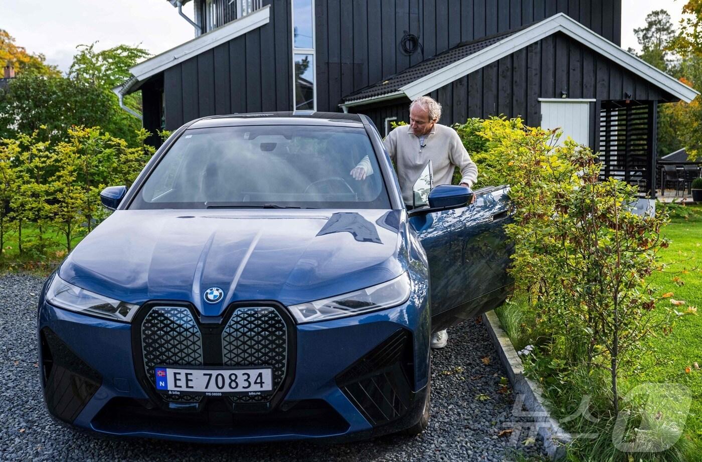 2024년 9월 27일(현지시간) 노르웨이 수도 오슬로 교외 바에룸에서 주민 바르드 군데르센(Baard Gundersen)이 BMW iX 순수 전기차에 탑승하고 있다. 2024.09.27 ⓒ AFP=뉴스1 ⓒ News1 김경민 기자