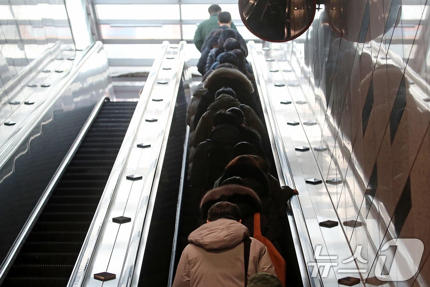 대구도시철도 노동자들이 현장 인력 확충 등을 요구하며  21일 &#39;시한부 파업&#39;을 예고했다. 사진은 대구도시철도 에스컬레이터를 이용하는 시민. &#40;사진은 기사 내용과 무관함&#41; 2025.2.4/뉴스1 ⓒ News1 자료 사진