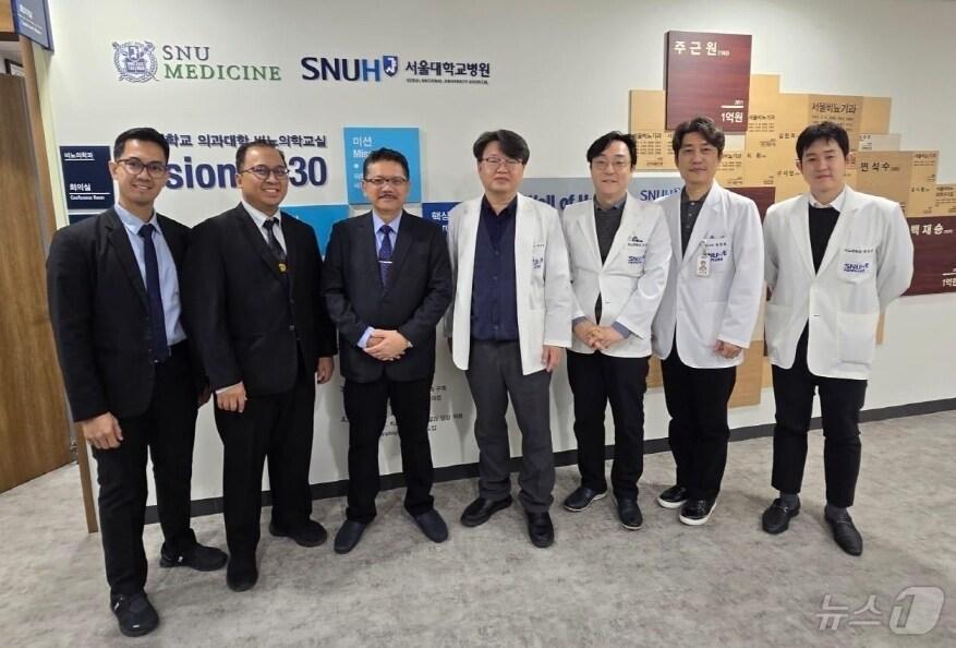 본문 이미지 - Agus Rizal A.H. Hamid 교육 담당 인도네시아대학교 의과대학 교수&#40;왼쪽 2번째&#41;, Ari Fahrial Syam 학장&#40;왼쪽 3번째&#41;, 구자현 서울대병원 비뇨의학과장&#40;왼쪽 4번째&#41;, 조성용 비뇨의학과 교수&#40;왼쪽 5번째&#41;/서울대병원 제공