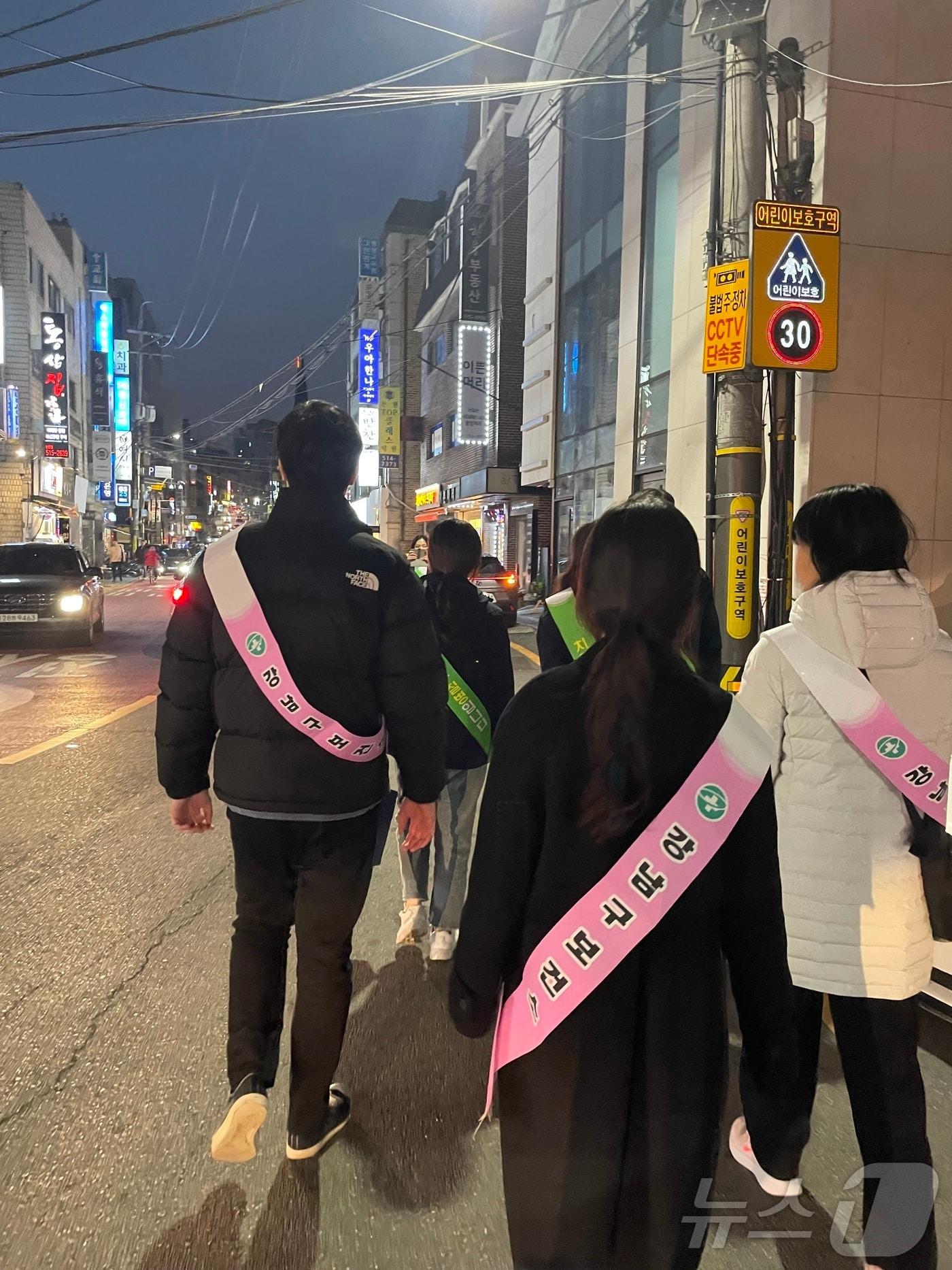 본문 이미지 - 강남구 자원봉사단이 흡연 단속을 하는 모습.(강남구청 제공)