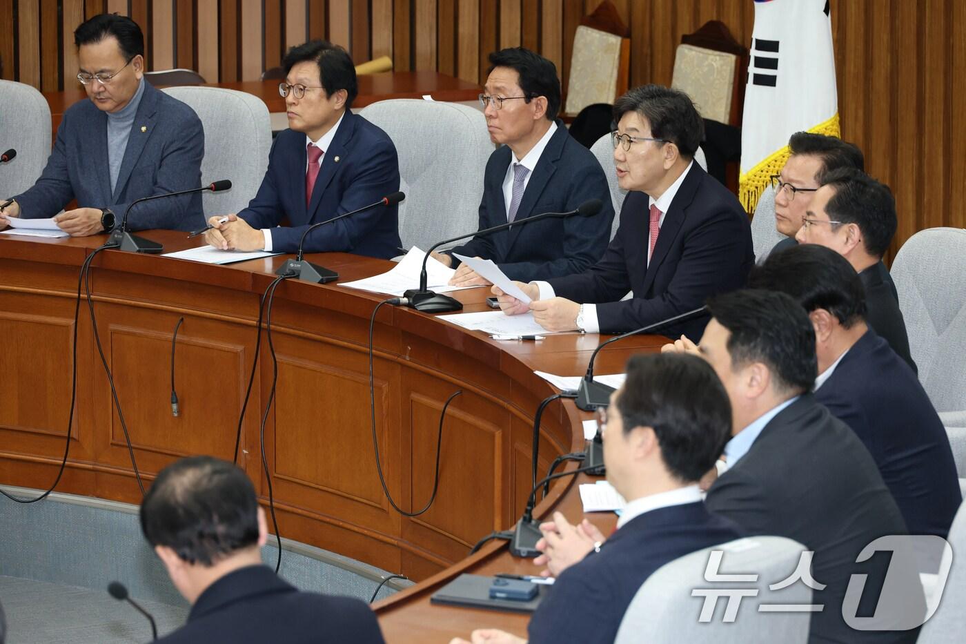권성동 국민의힘 원내대표가 4일 오전 서울 여의도 국회에서 열린 원내대책회의에서 모두발언을 하고 있다. 2025.2.4/뉴스1 ⓒ News1 이광호 기자