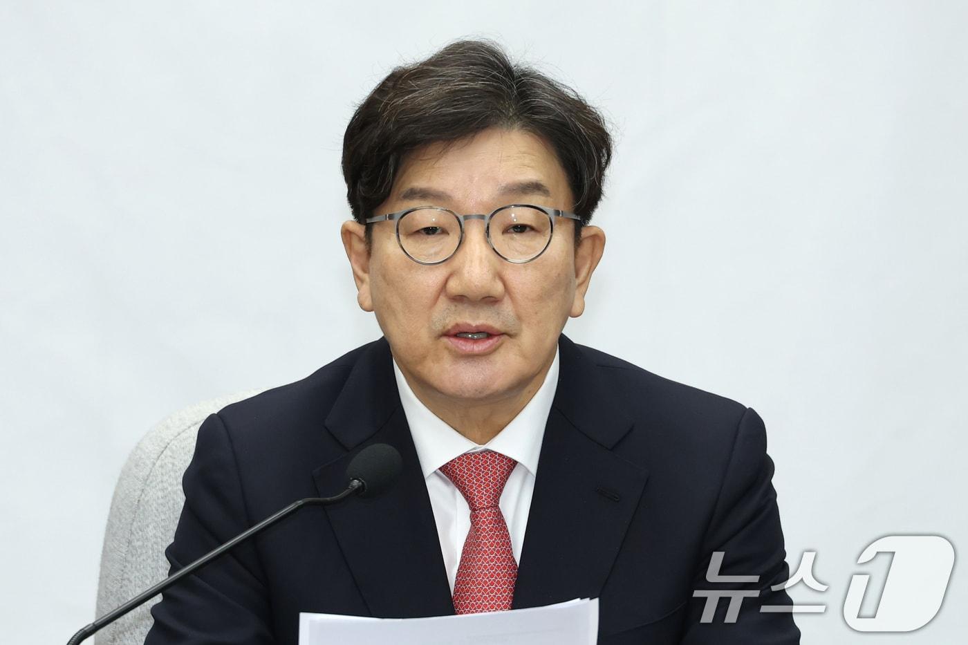 권성동 국민의힘 원내대표가 4일 오전 서울 여의도 국회에서 열린 원내대책회의에서 모두발언을 하고 있다. 2025.2.4/뉴스1 ⓒ News1 이광호 기자