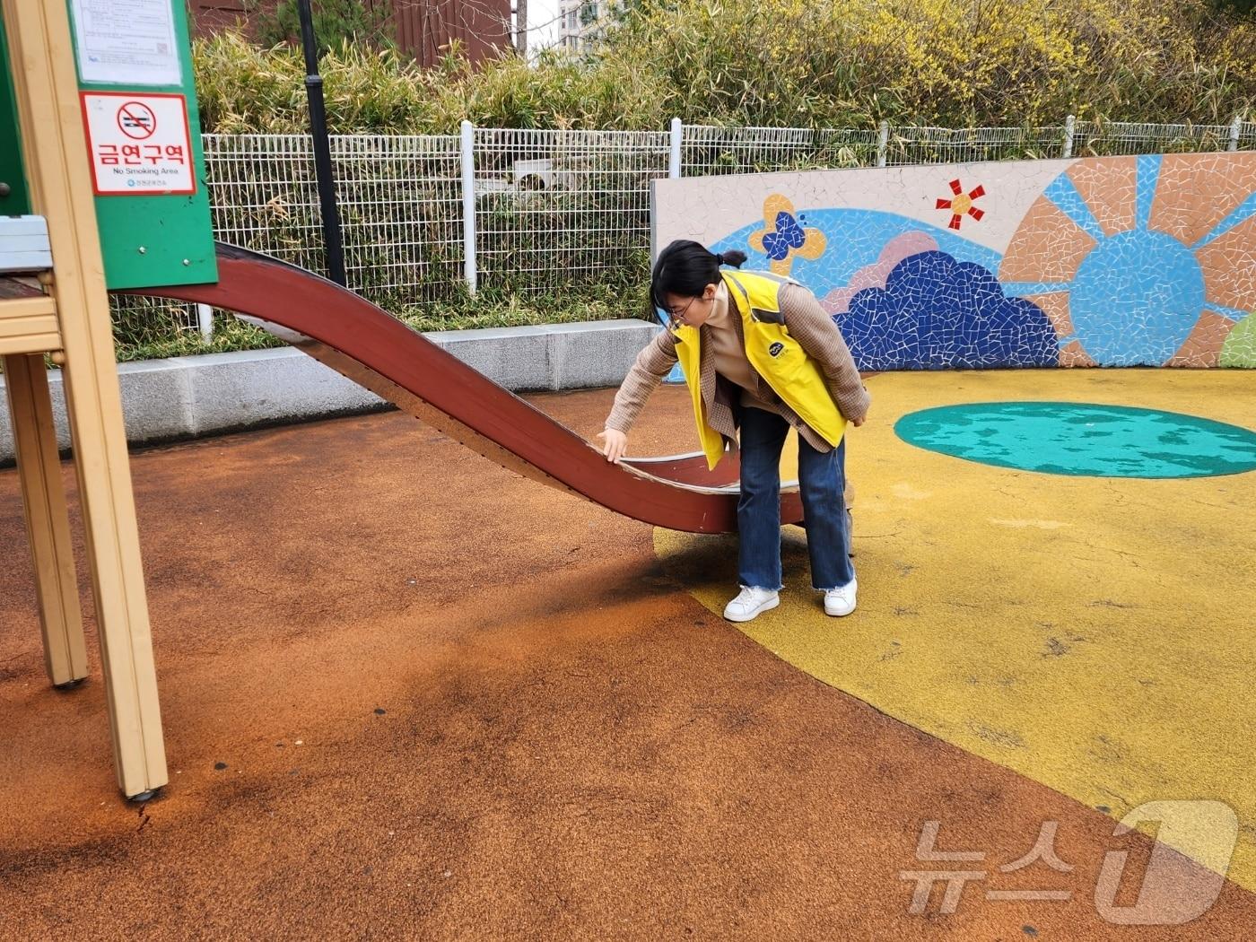 본문 이미지 - 진천군 어린이 놀이터 점검 모습/뉴스1