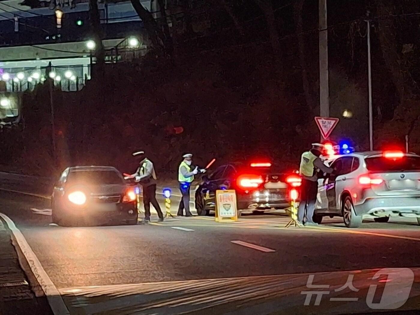 본문 이미지 - 경찰이 경남 통영시 광도면 한 도로에서 음주운전 단속을 벌이고 있다.(경남경찰청 제공)