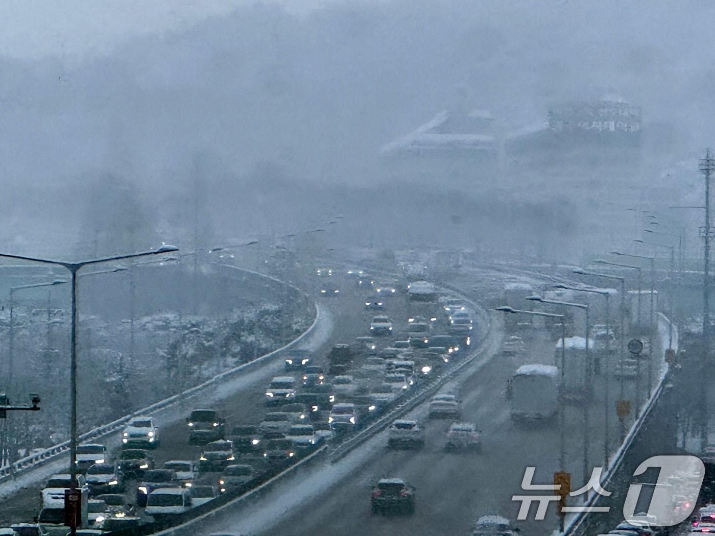 본문 이미지 - 대설주의보가 발효 중인 4일 오전 광주 광산구 무진대로 일대에 많은 눈이 내리면서 차량 정체가 이어지고 있다. 2025.2.4/뉴스1 ⓒ News1 이승현 기자