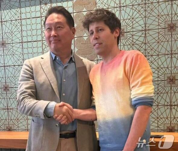 본문 이미지 - 미국 출장 중인 최태원 SK그룹 회장이 현지에서 샘 올트먼 오픈AI 최고경영자&#40;CEO&#41;와 회동하고 있다.&#40;최태원 SK그룹 회장 인스타그램&#41; 2024.6.27/뉴스1
