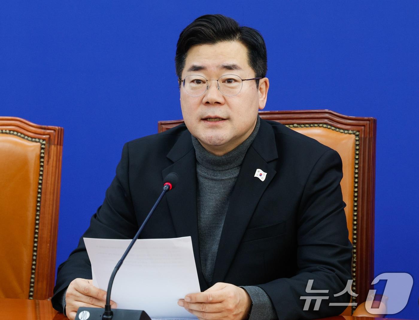 본문 이미지 - 박찬대 더불어민주당 원내대표가 4일 오전 서울 여의도 국회에서 열린 원내대책회의에 참석해 모두 발언하고 있다. 2025.2.4/뉴스1 ⓒ News1 안은나 기자