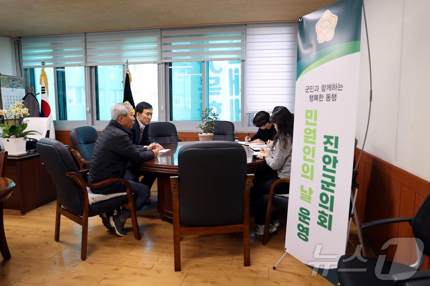 동창옥 전북자치도 진안군의장(왼쪽 두번째)이 군민들의 건의와 애로사항을 직접 청취하고 있다.(의회제공)2025.2.4/뉴스1