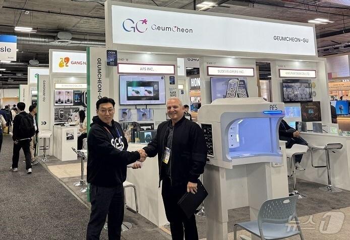 본문 이미지 - 아프스와 5by5startups 대표가 CES 2025 현장에서 업무협약을 체결했다.(금천구 제공)