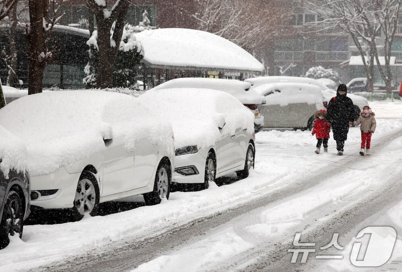 본문 이미지 - 광주전남지역에 많은 눈이 내리는 가운데 4일 광주 광산구 한 아파트에서 한 가족이 눈길사이로 조심히 걷고있다. 2025.2.4./뉴스1 ⓒ News1 김태성 기자