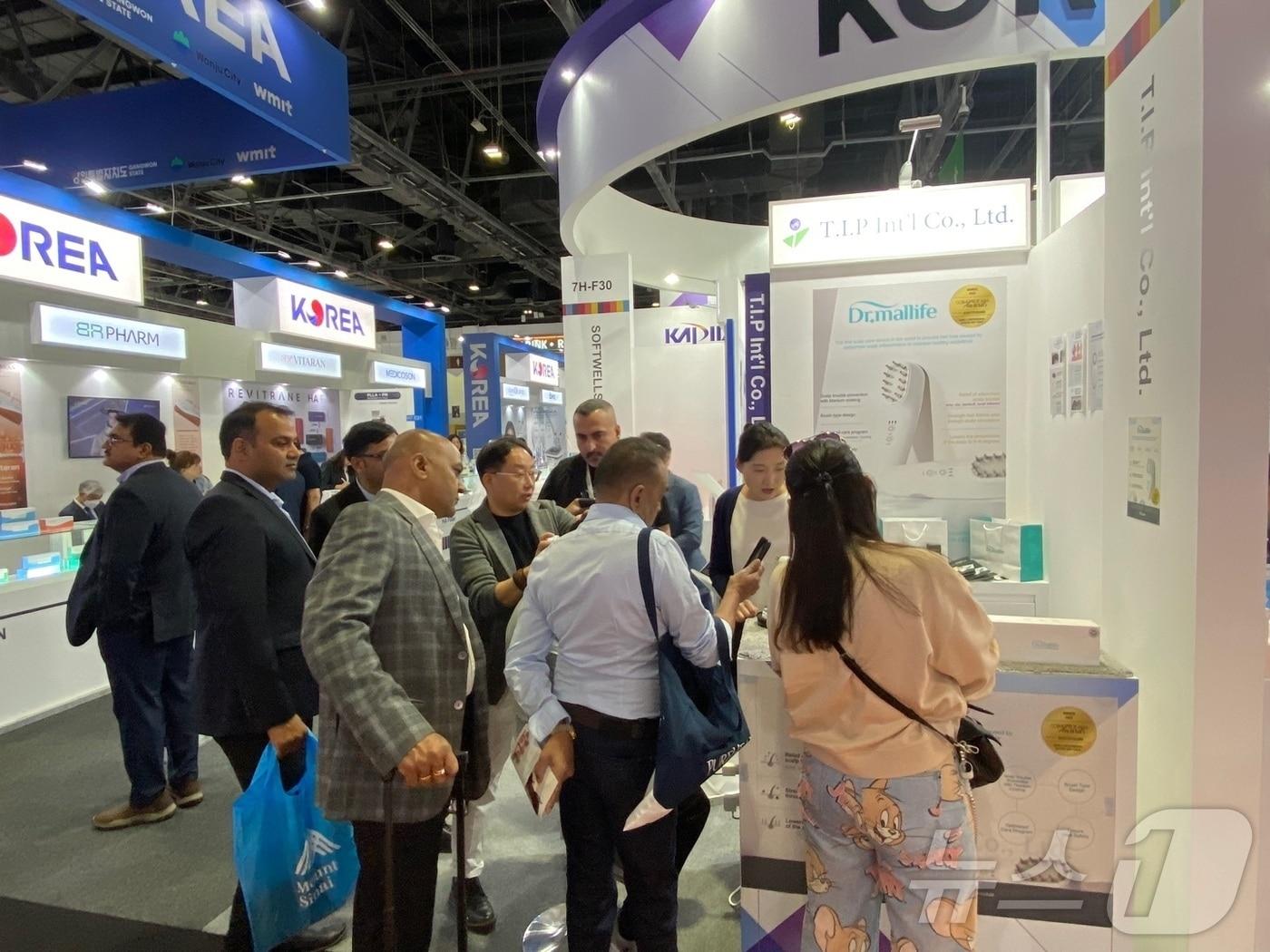 본문 이미지 - 두바이 의료기기 전시회 &#39;Arab health 2025&#39;의 한국광융합산업진흥회 공동관을 참관객들이 둘러보고 있다.&#40;한국광융합산업진흥회 제공&#41;/뉴스1 