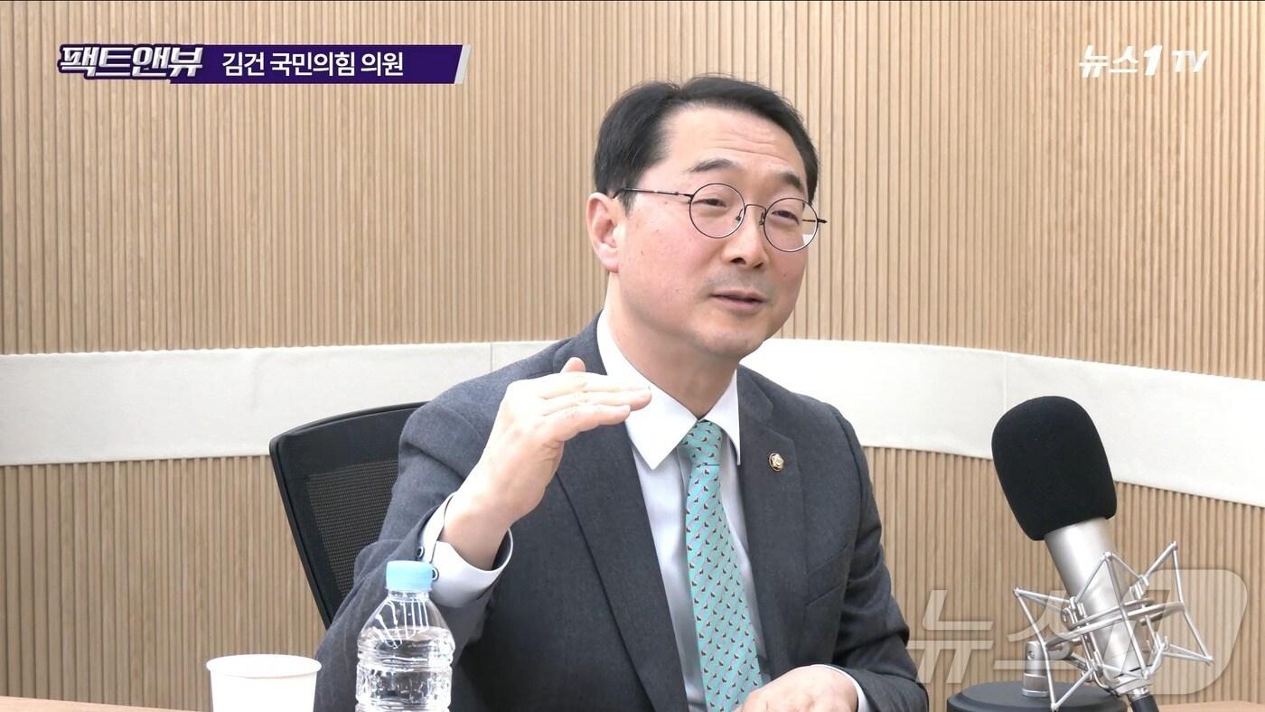 본문 이미지 - 김건 국민의힘 의원이 4일 뉴스1TV '팩트앤뷰'에 출연해 질문에 답하고 있다.