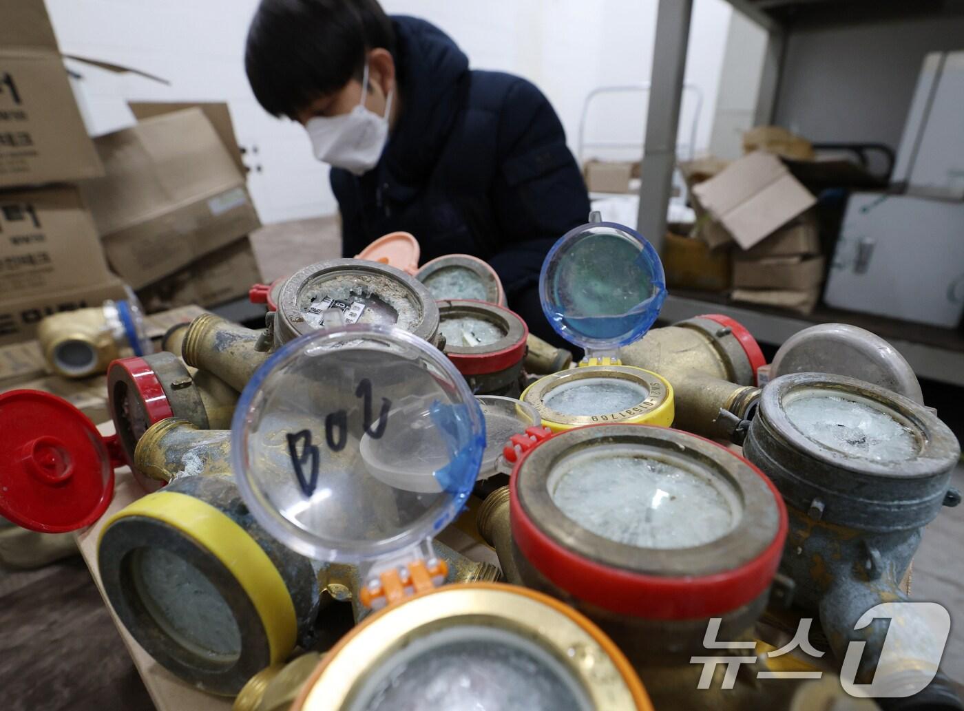 본문 이미지 - 경기도 31개 시·군 전역에 한파특보가 내려진 4일 경기 수원시 장안구 수원시상수도사업소 창고에서 직원이 추위에 동파된 수도계량기를 정리하고 있다. 2025.2.4/뉴스1 ⓒ News1 김영운 기자