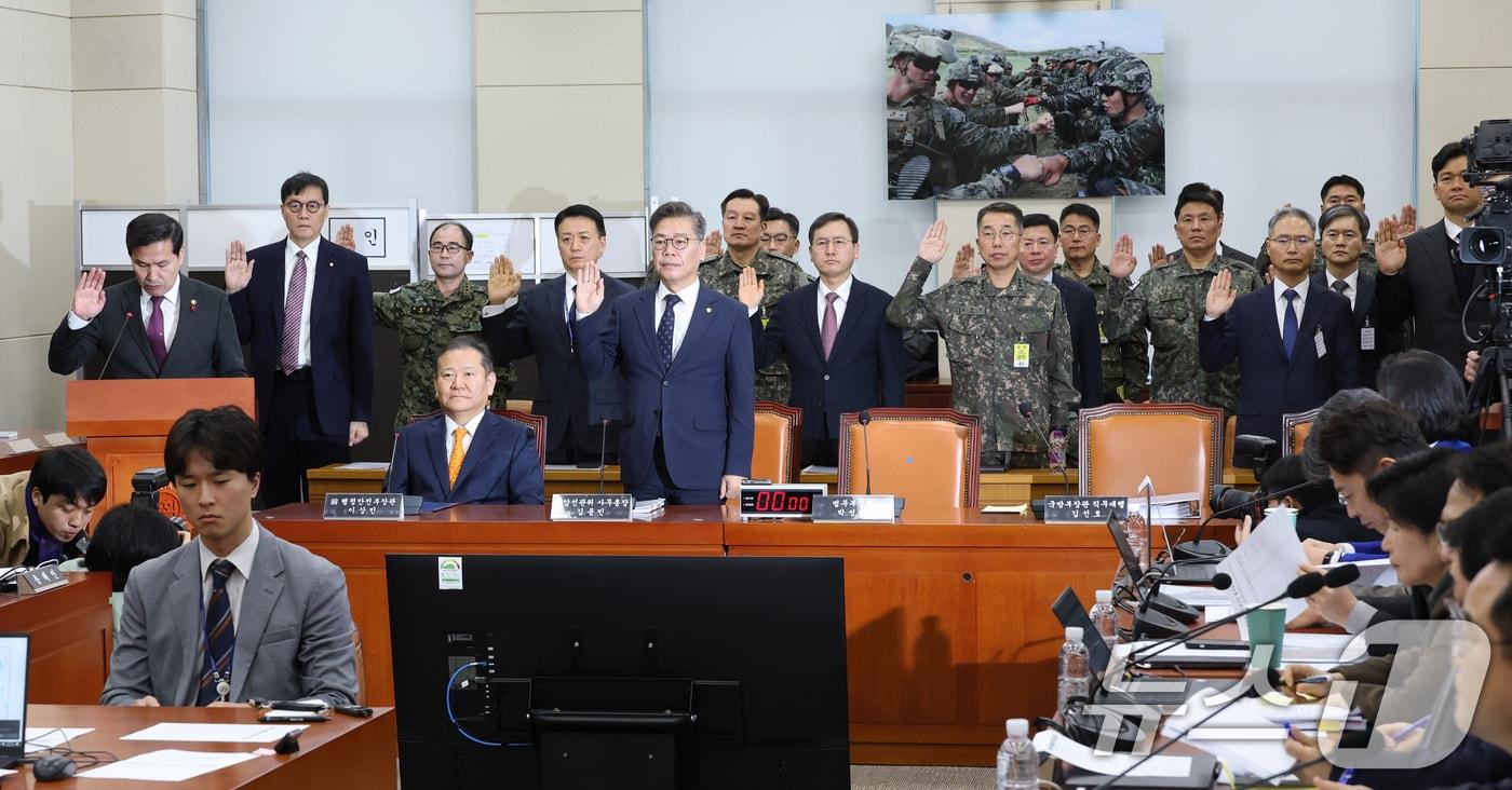 본문 이미지 - 김선호 국방부장관 직무대행을 비롯한 증인들이 4일 오전 서울 여의도 국회에서 열린 윤석열 정부의 비상계엄 선포를 통한 내란 혐의 진상규명 국정조사 특별위원회 2차 청문회에 출석해 선서를 하고 있다. 이날 이상민 전 행정안전부장관은 1차 청문회에 이어 증인선서를 거부했다. 2025.2.4/뉴스1 ⓒ News1 이광호 기자