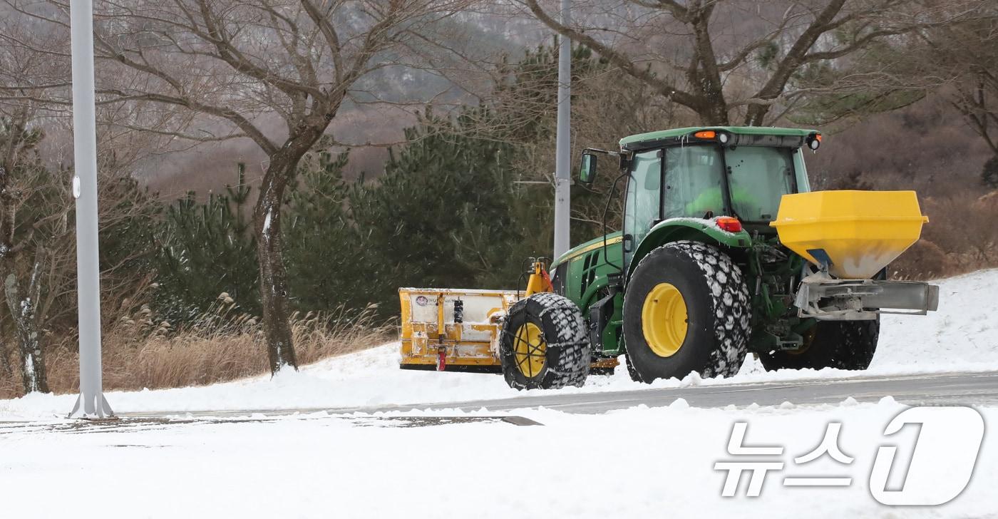 제주 전역에 대설특보가 내려진 2월4일 오전 제주시 봉개동 명림로에서 제설작업이 이뤄지고 있다. 2025.2.4/뉴스1 ⓒ News1 오현지 기자