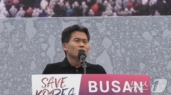 본문 이미지 - 지난 1일 부산역 광장에서 열린 윤석열 대통령 탄핵 반대 집회 연사로 참석해 발언하고 있는 전한길 씨. (유튜브 갈무리)