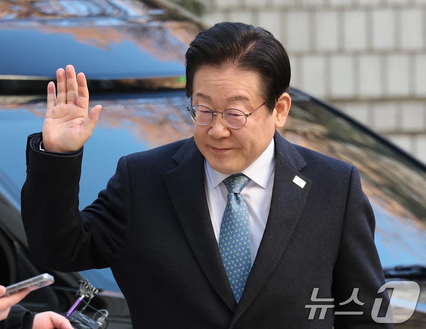 본문 이미지 - 이재명 더불어민주당 대표가 4일 서초구 서울중앙지법에서 열린 '대장동·위례·성남FC·백현동 의혹' 관련 특정범죄가중처벌등에관한법률위반(뇌물) 혐의 공판에 출석하고 있다. 2025.2.4/뉴스1 ⓒ News1 박세연 기자