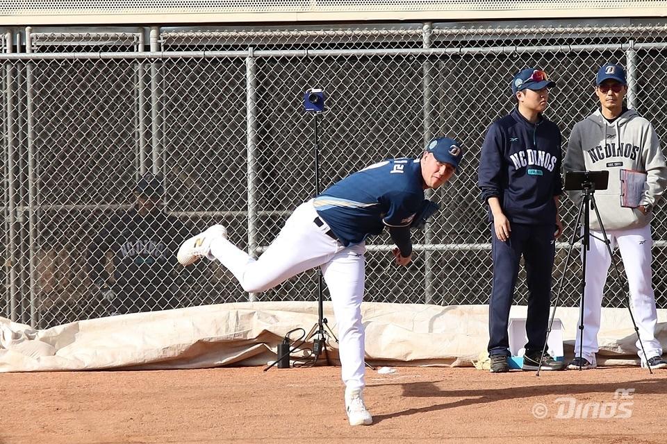 본문 이미지 - NC 외국인 투수 라일리가 불펜피칭을 하고 있다.(NC 다이노스 제공)