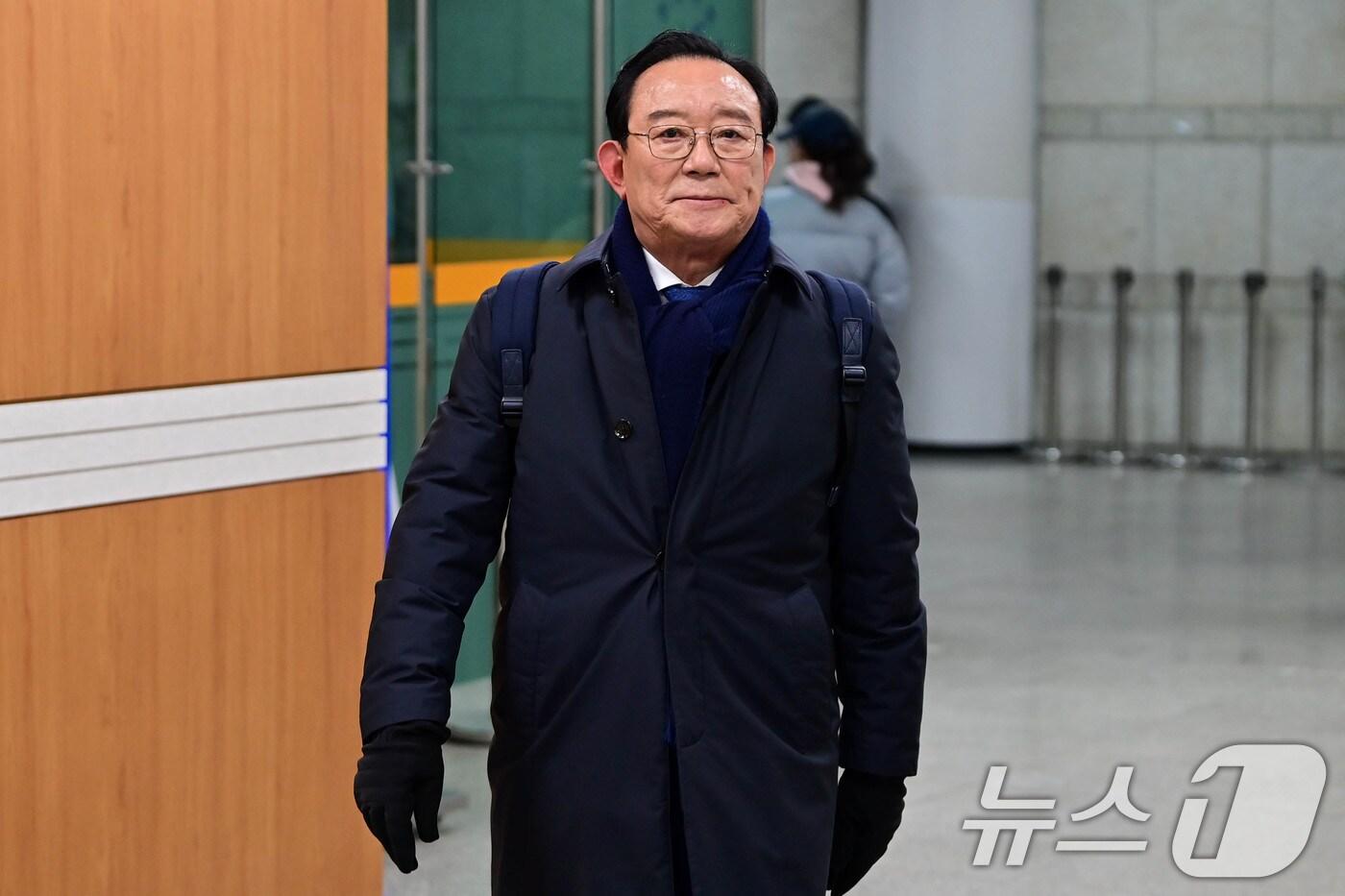 송철호 전 울산시장이 4일 오전 서울 서초구 서울고등법원에서 열린 문재인 정부 청와대의 ‘울산시장 선거 개입 의혹’ 항소심 선고에 출석하고 있다. (공동취재) 2025.2.4/뉴스1 ⓒ News1 박세연 기자