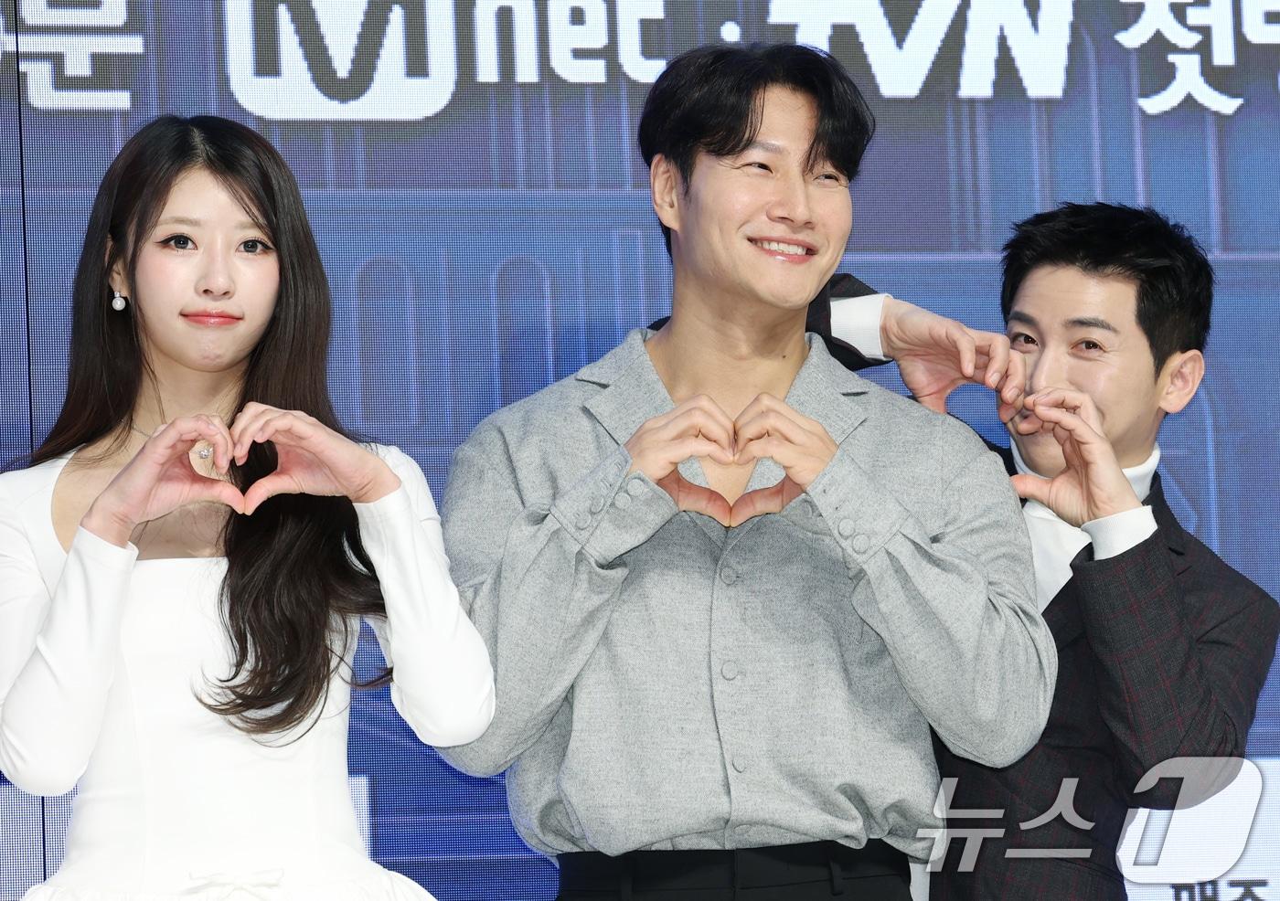 MC 이미주(왼쪽부터)와 김종국, 유세윤이 4일 오전 서울 강남구 강남 엘리에나 호텔에서 열린 Mnet ‘커플팰리스2’ 제작발표회에 참석해 인사말을 하고 있다. ‘커플팰리스2’는 완벽한 결혼 상대를 찾는 싱글남녀들을 위한 대규모 커플 매칭 서바이벌로 ‘결혼정보회사(결정사)’ 못지않은 극사실적 매칭 시스템을 통해 평생을 함께하고 싶은 동반자를 찾는 예능이다. 2025.2.4/뉴스1 ⓒ News1 권현진 기자