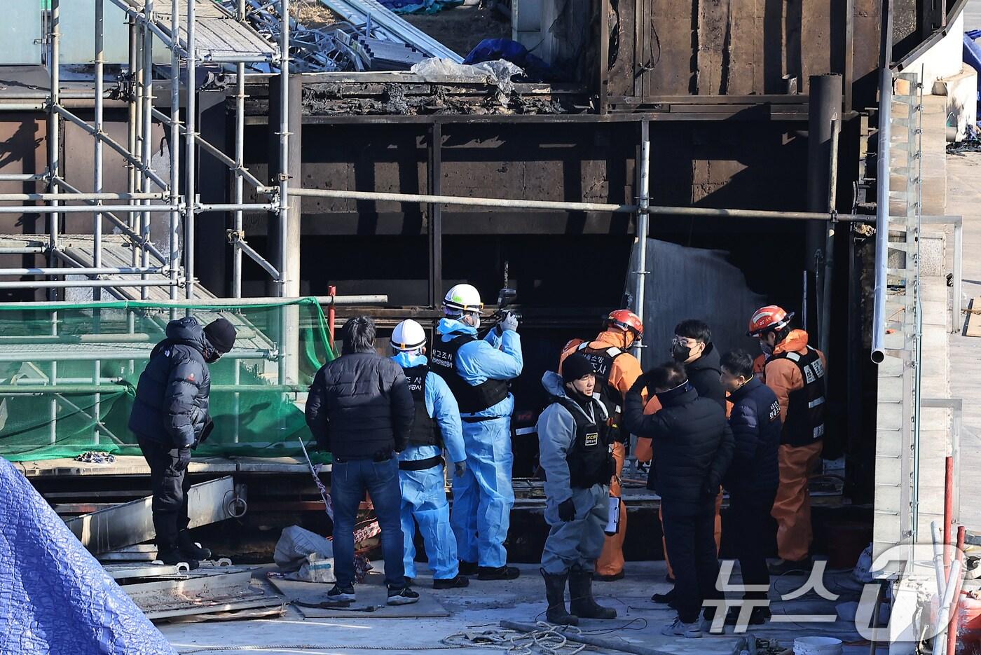 4일 오전 서울 용산구 국립한글박물관에서 경찰과 소방, 전기안전공사, 국립과학수사연구원 등 관계자들이 화재 합동감식을 진행하고 있다. 지난 토요일 발생한 화재는 3층 내부 공사 용접 절단 작업 중 발생한 것으로 추정되고 있다. 2025.2.4/뉴스1 ⓒ News1 박정호 기자