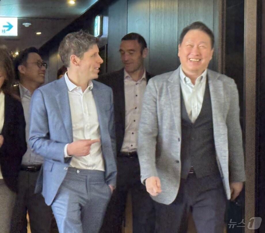 본문 이미지 - 최태원 SK그룹 회장&#40;오른쪽&#41;과 샘 올트먼 오픈AI 최고경영자&#40;CEO&#41;가 4일 서울 중구 플라자호텔에서 회동을 마친 뒤 접견장을 나서고 있다. 2025.2.4/뉴스1 최동현 기자
