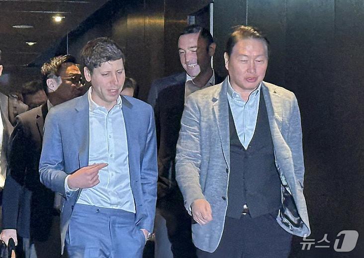 본문 이미지 - 최태원 SK그룹 회장과 샘 올트먼 오픈AI 최고경영자&#40;CEO&#41;가 지난 2월4일 서울 중구 플라자 호텔에서 회동을 마친 뒤 함께 이동하고 있다. &#40;공동취재단&#41; 2025.2.4/뉴스1 ⓒ News1 최동현 기자