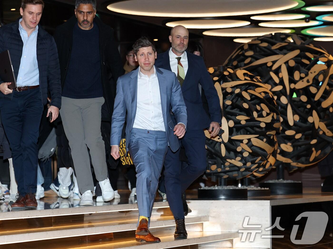 본문 이미지 - 챗GPT 개발사 오픈AI의 샘 올트먼 최고경영자(CEO)가 4일 서울 중구 플라자호텔에서 열린 카카오 기자간담회에 참석하고 있다. 2025.2.4/뉴스1 ⓒ News1 오대일 기자