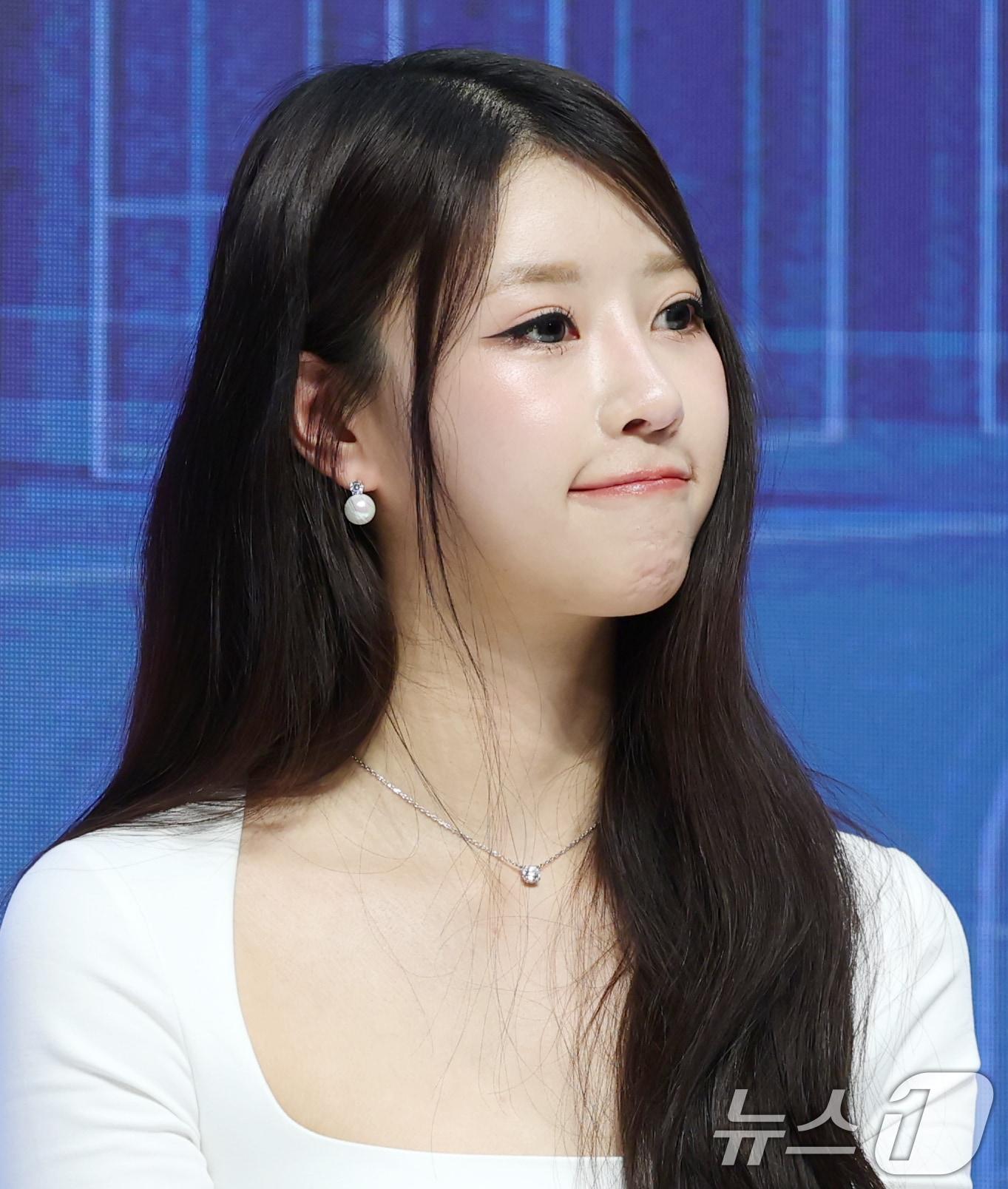 본문 이미지 - 가수 이미주가 4일 오전 서울 강남구 강남 엘리에나 호텔에서 열린 Mnet ‘커플팰리스2’ 제작발표회에 참석해 송범근과의 결별설 질문을 듣고 있다.  ⓒ News1 권현진 기자