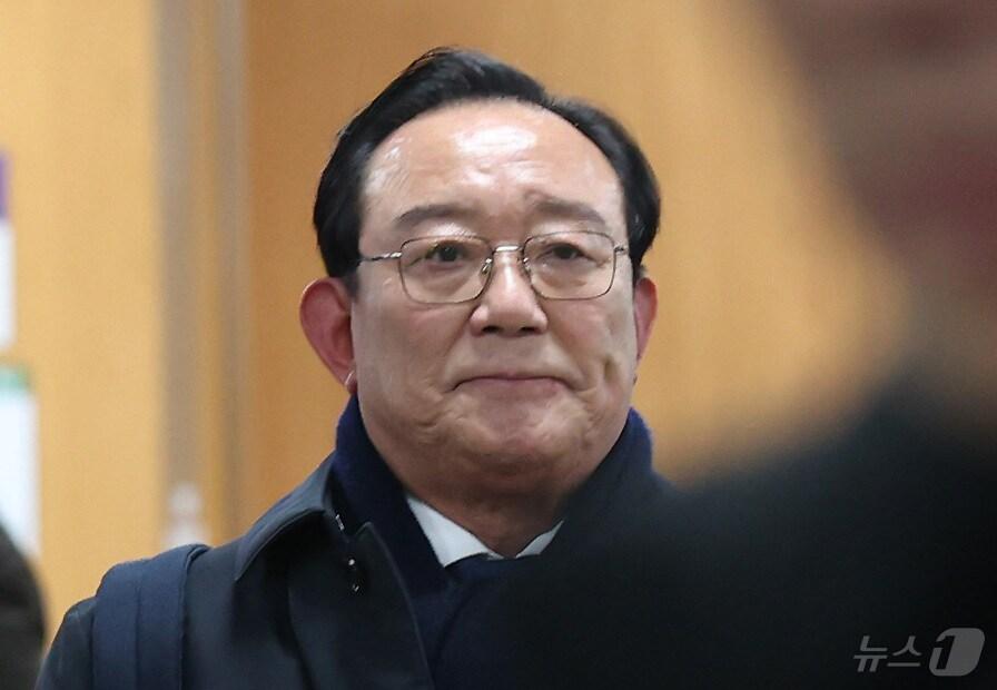본문 이미지 - 송철호 전 울산시장이 4일 오전 서울 서초구 서울고등방법원에서 열린 문재인 정부 당시 청와대의 울산시장 선거 개입 의혹 사건 2심 선고 공판에 출석하고 있다. (공동취재) 2025.2.4/뉴스1 ⓒ News1 박세연 기자