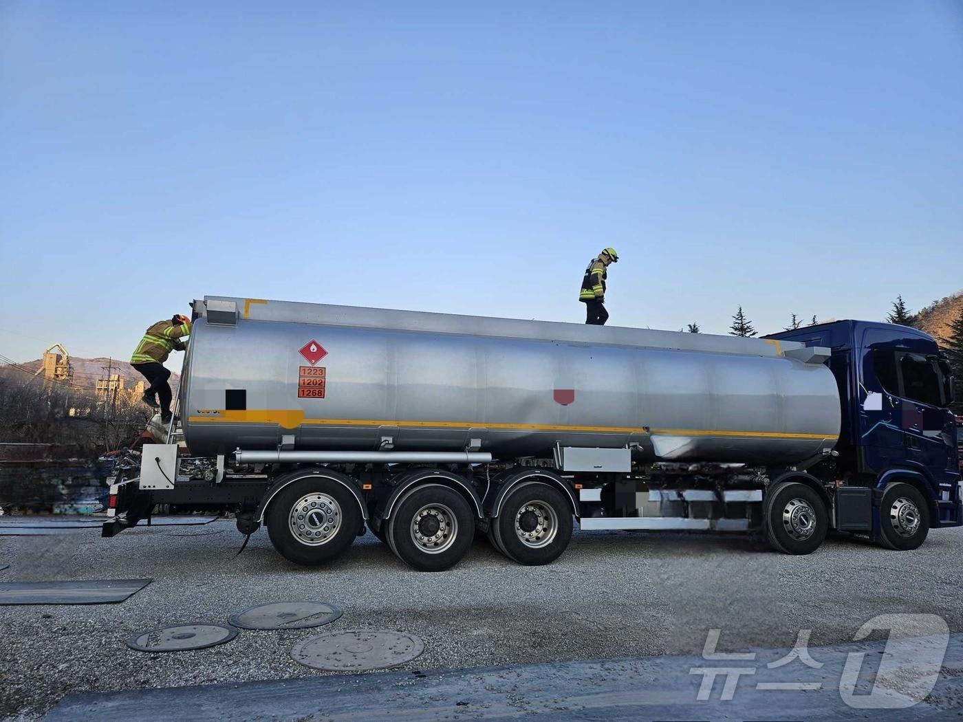 본문 이미지 - 강원 동해 삼화동 25톤 탱크로리 유증기 화재 현장.(강원도소방본부 제공)