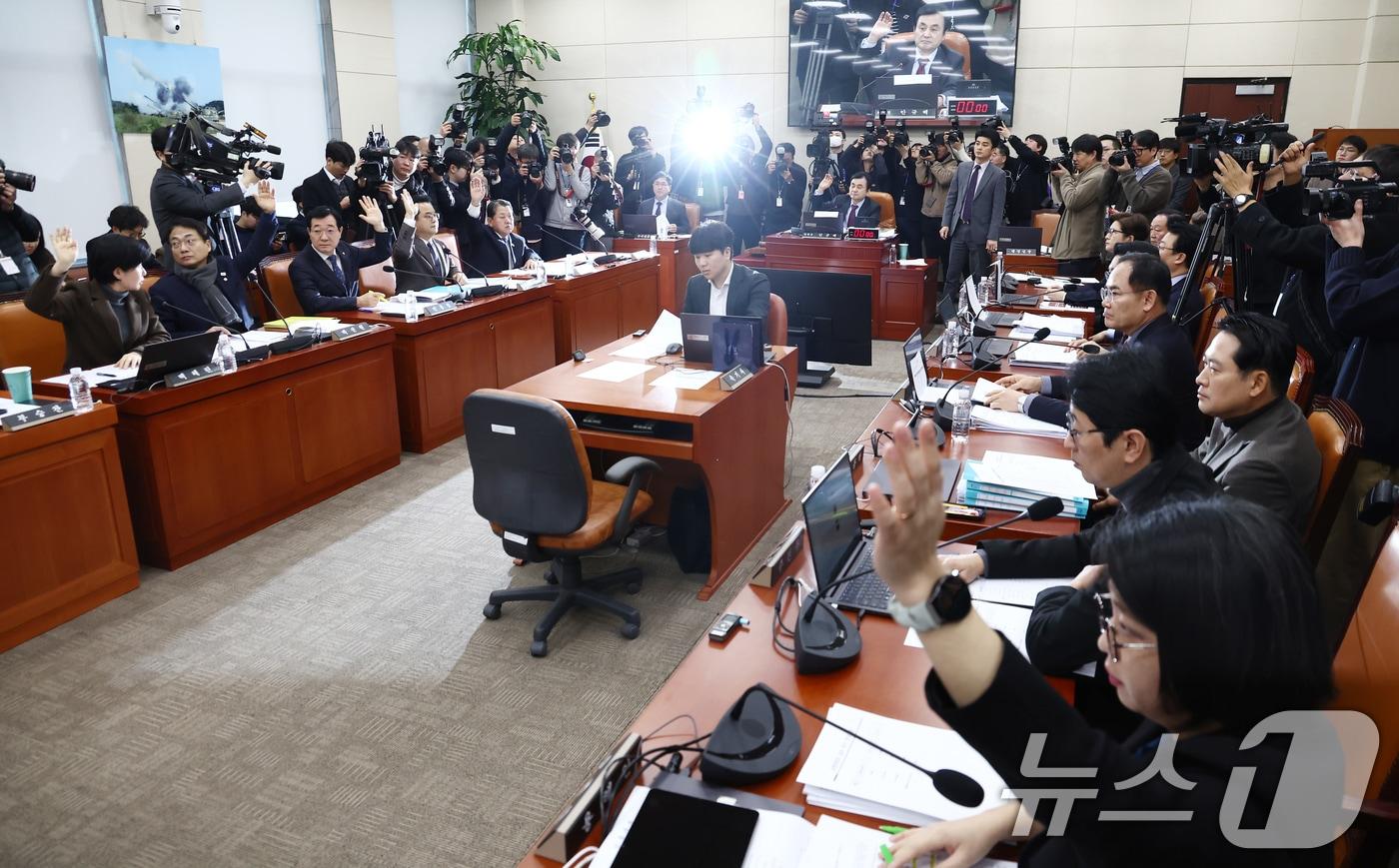 4일 오전 서울 여의도 국회에서 열린 '윤석열 정부의 비상계엄 선포를 통한 내란 혐의 진상규명 국정조사 특별위원회' 청문회에서 야당 의원들이 윤석열 대통령 등 불출석 증인들에 대한 동행명령장 발부에 대해 찬성하고 있다. 2025.2.4/뉴스1 ⓒ News1 김민지 기자